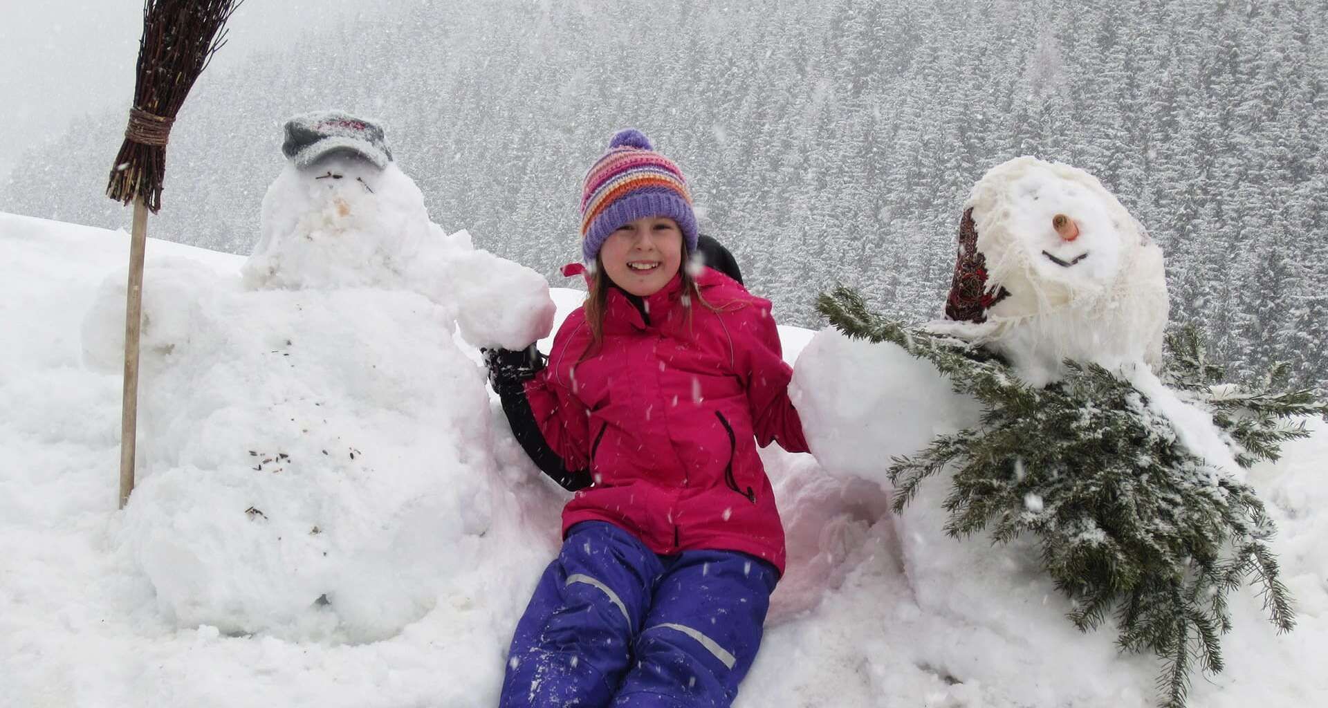 Kind beim Schneemänner bauen in Gerlos